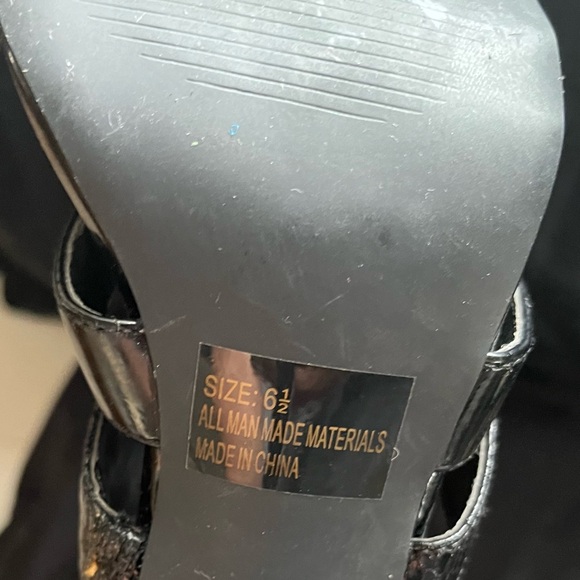 Qupid strappy black heel size 6.5 US. - Picture 2 of 7